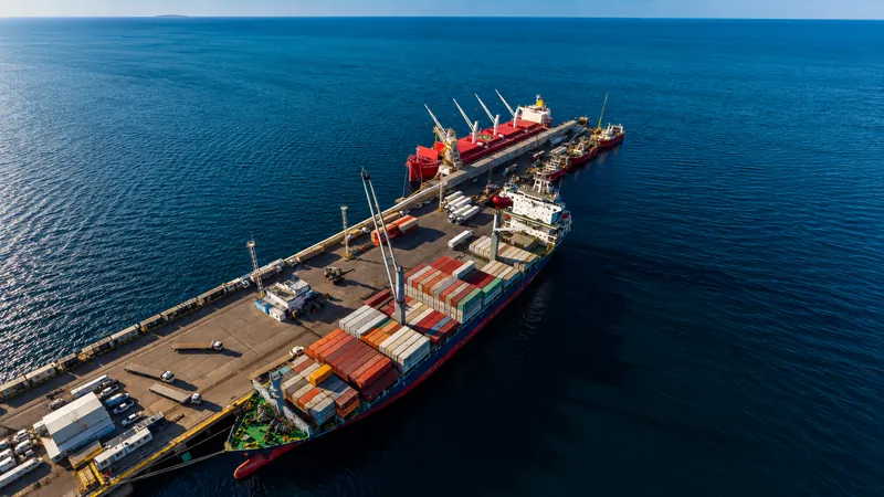 Vista aérea de buques y contenedores junto a un muelle, producción corporativa de Jema